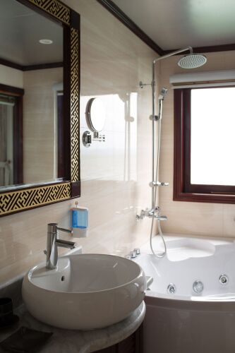 Halong Silversea CruiseOver view