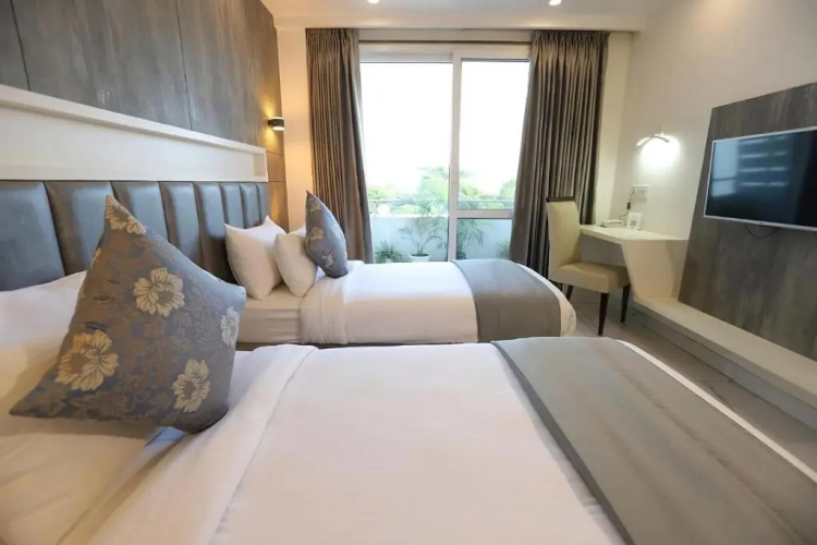 Hotel Keshav Residency - Medicity Gurugram, near Medanta Hospital