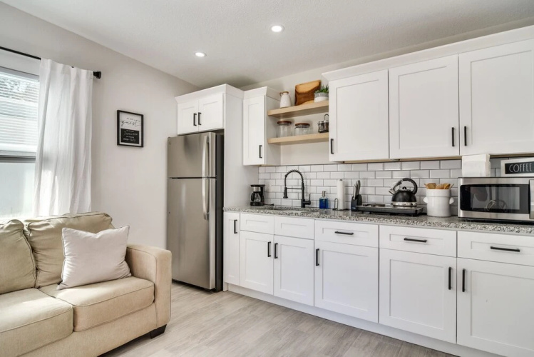 Tampa Studio w/ Shared Backyard ~ 4 Mi to Downtown