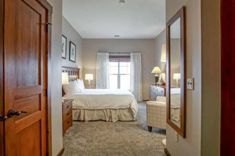 Soaring Eagle #402: 2 Bedrooms, 2 Full Baths: Slope Side, Hot Tubs. Underground Parking