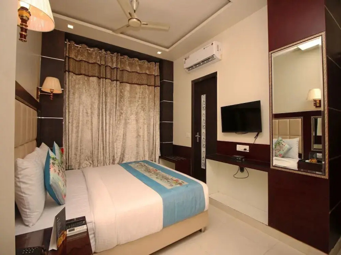 OYO Flagship 737 Paschim Vihar