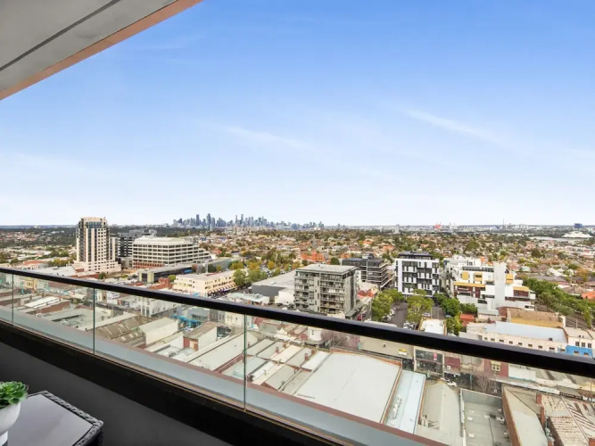 Chic 1-bed With City Views, Parking, Gym & Pool