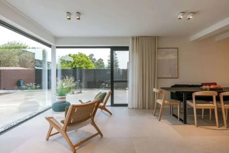 Charming Chic Stay With Garden Views Parking