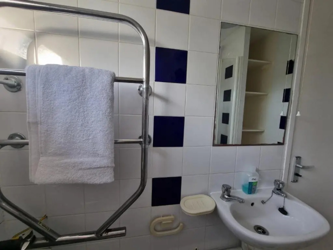 4 Bed 2 Bathroom House with Garden and Parking