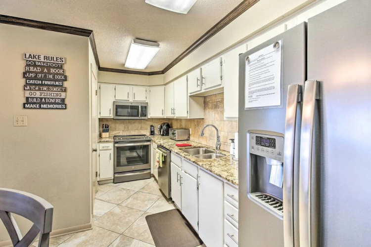 Hot Springs Condo on Lake Hamilton w/ Balcony!