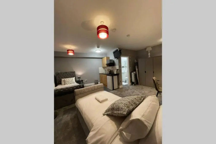 Spacious, Bright Twin Studio Apartment (can sleep up to 4)