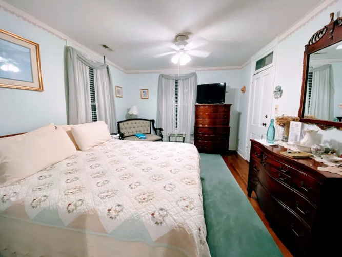 Colonial Beach Plaza Bed & Breakfast