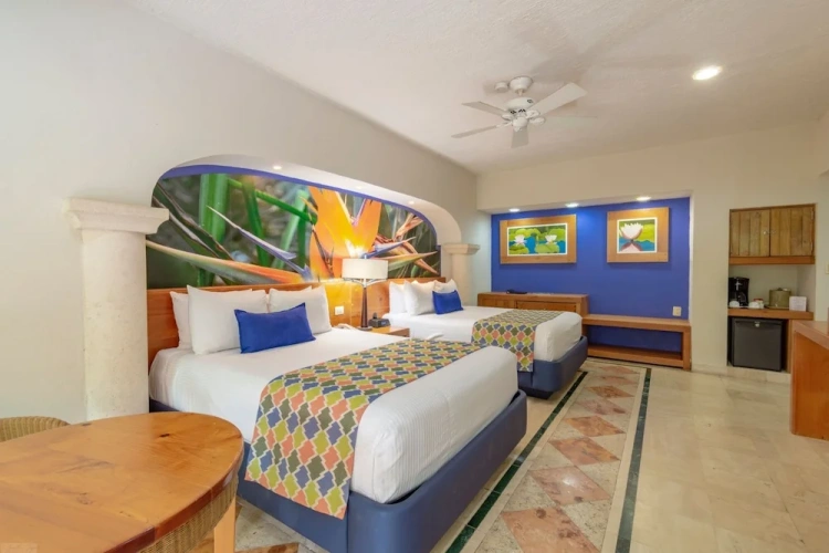 Standard Quadruple room with city view