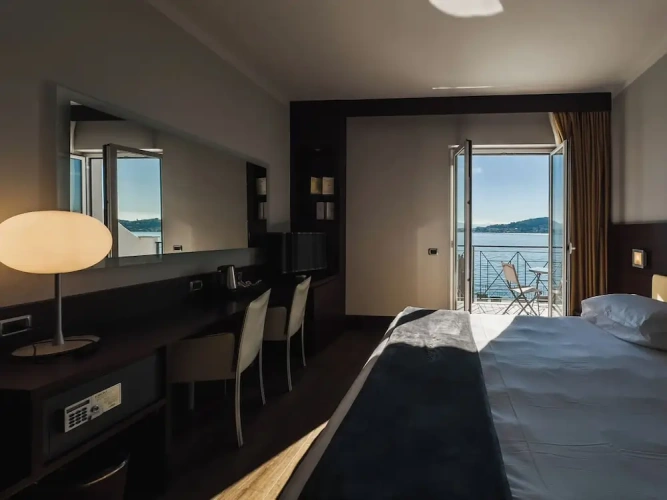 Standard Double room with balcony and with lake view