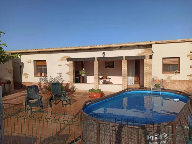 4 Bedrooms Cottage