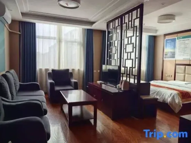 Deluxe Family room with street view