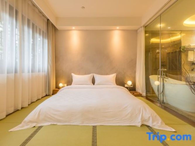 Suite with city view