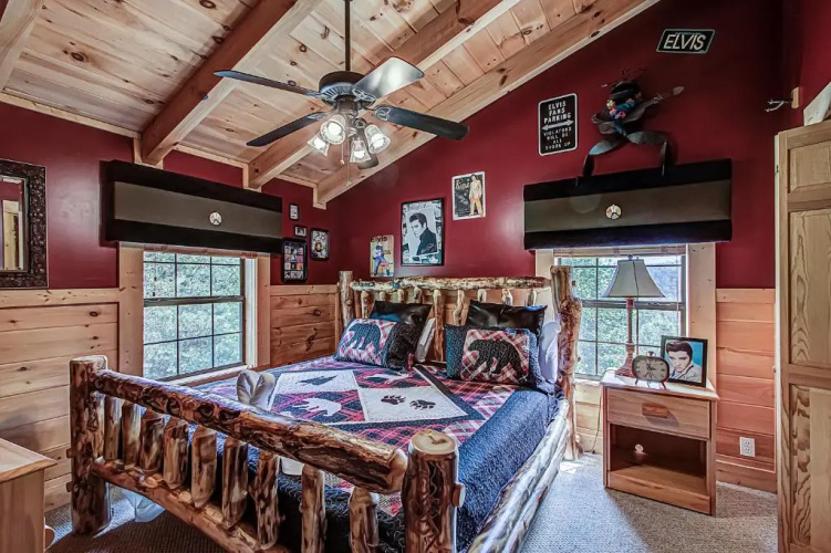 Peaceful 4bed/3.5bath Luxury Cabin, Hot tub!