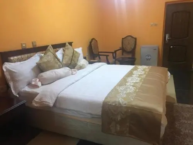 Kaura Hotel and Suites