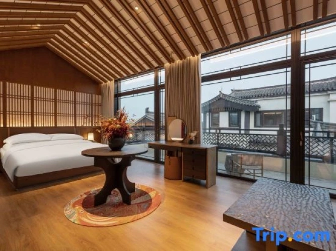 Deluxe Suite with balcony