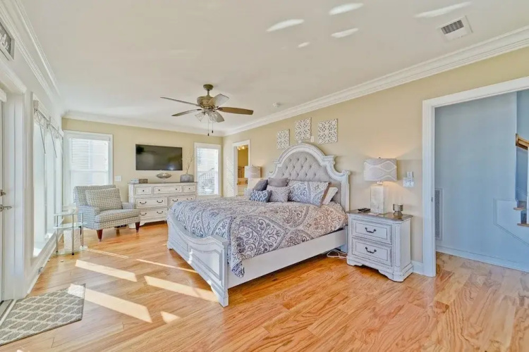 Knot A Care 4 Bedroom Home by RedAwning