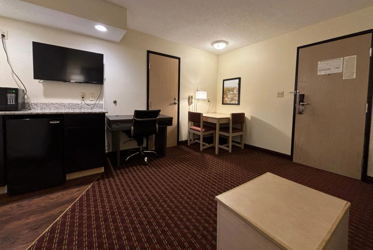 Super 8 by Wyndham Metropolis