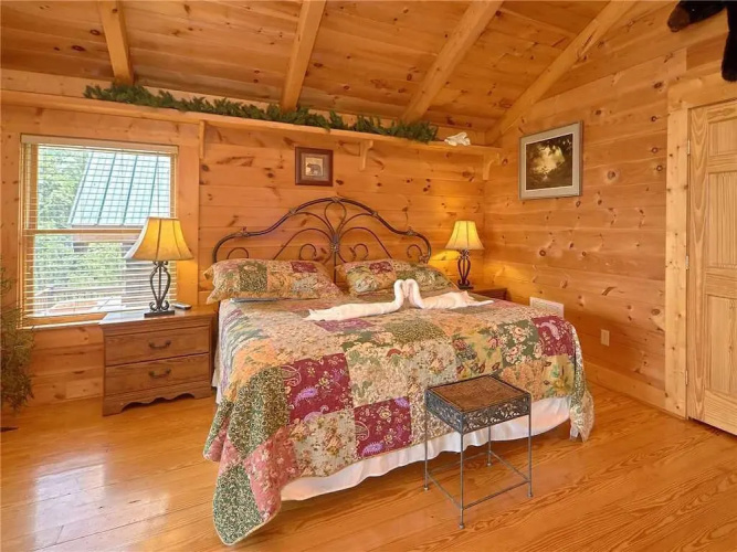 Bear Pause II - Three Bedroom Cabin