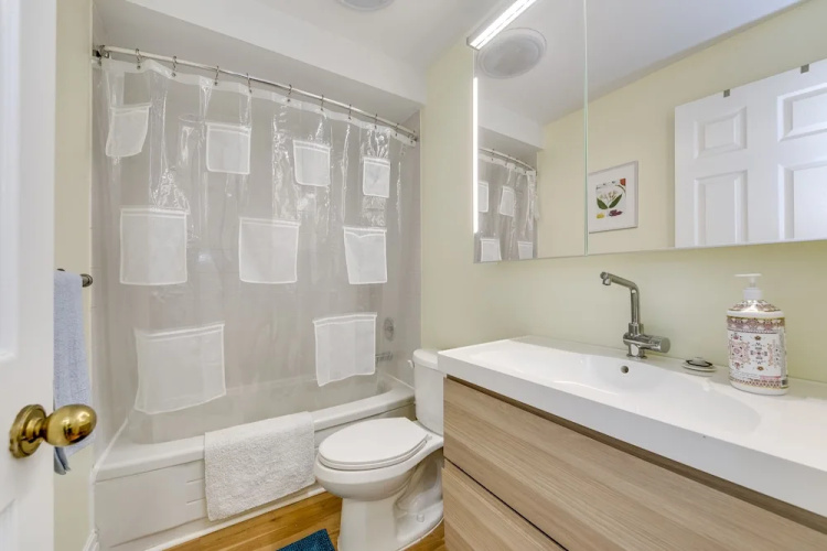 Newly Decorated 2BR Yorkville Home