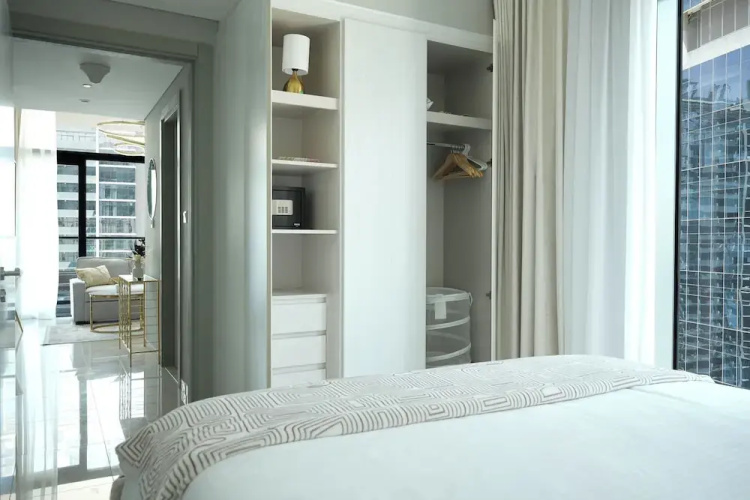 KeyRock Living - Lakeview Luxury