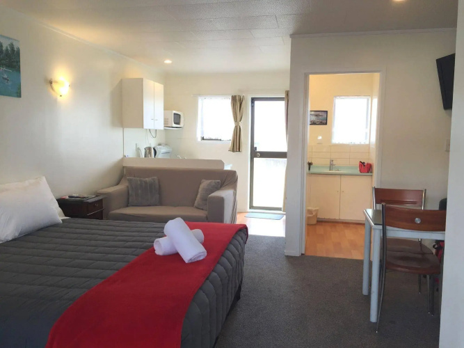Dukes Midway Lodge