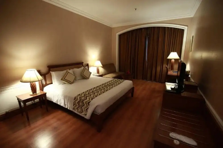 DLF Club 4