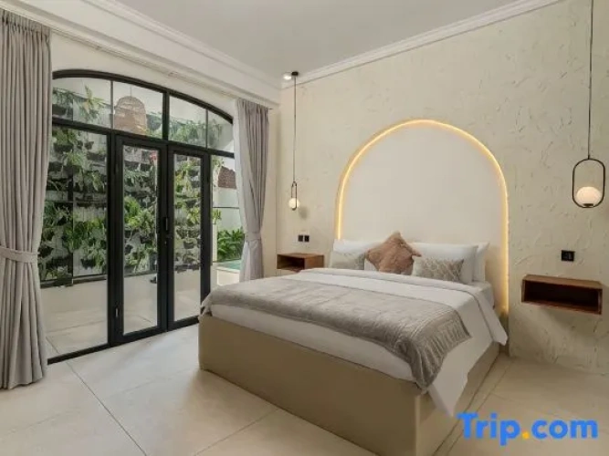 5 Bedrooms Villa