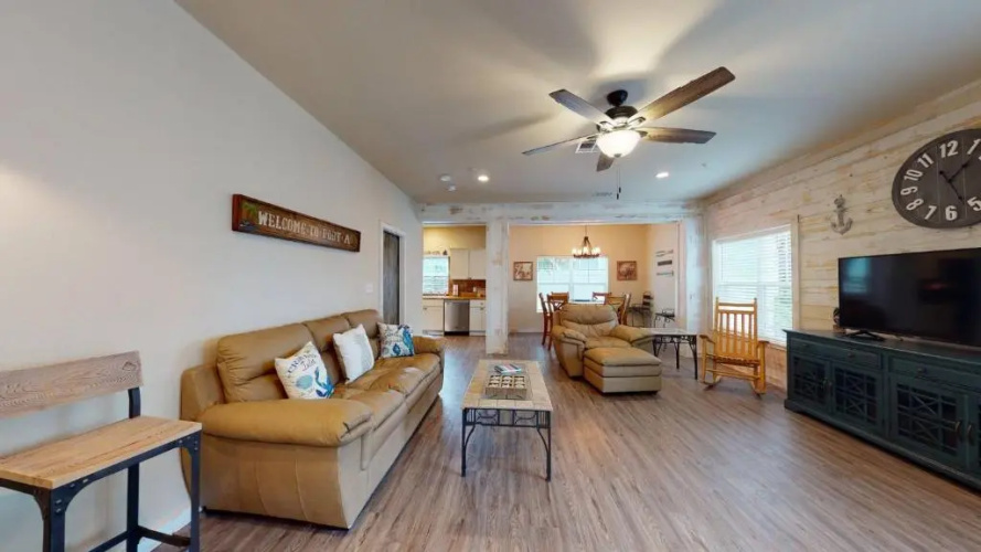 MC05 Upscale Condo, Shared Pool, Close to Beach