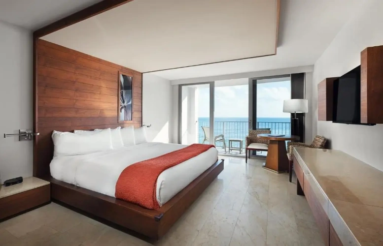 Ocean Front Accessible Tub Double room