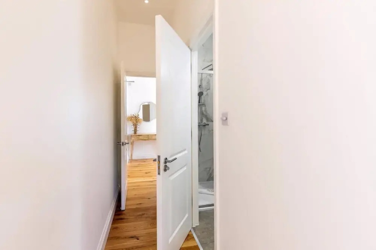 Bright & Elegant Chelsea Getaway: Private Balcony!