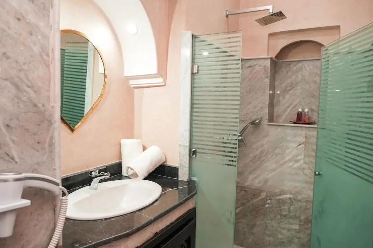 Standard Triple room with courtyard view
