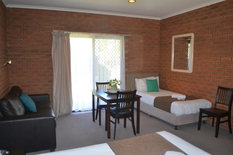 Standard Triple room