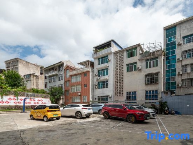 Sunny Day designer art space residential accommodation (Libo food street shop)
