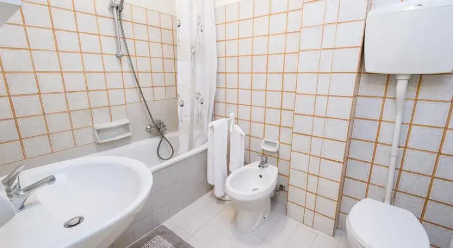 Adige Halldis Apartment