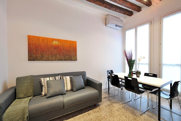 San Polo Apartment with Balcony