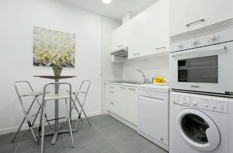 The Best Location, 8pax, 3BD & 2Bth, Reina Sofia II