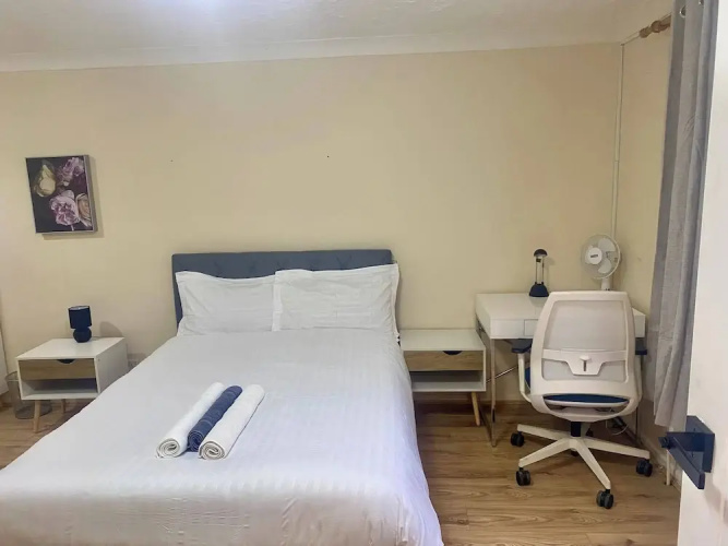 House - Sleeps 8 - Garden - Parking