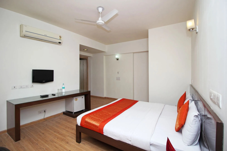 Merriment Hotel Sec 31 by OYO