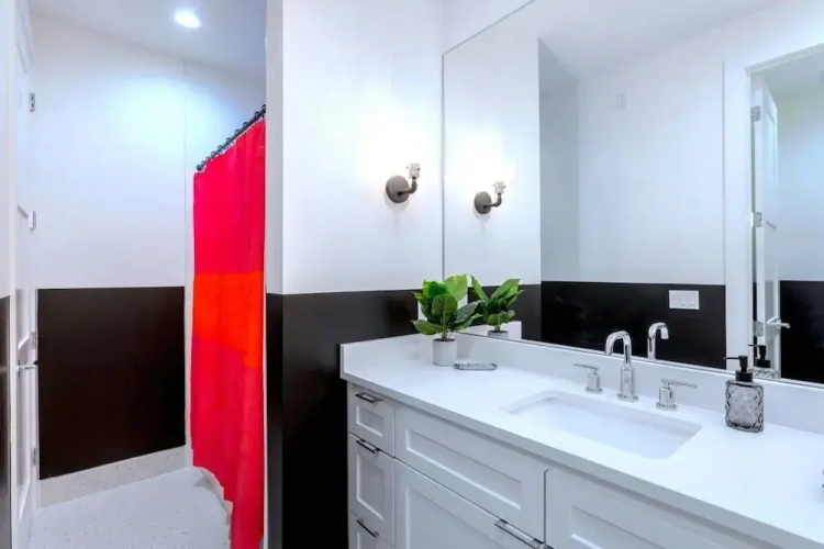 Queen's Gambit - 7 Minutes From Downtown - Sleeps 16