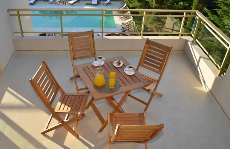 2 Bedrooms Apartment
