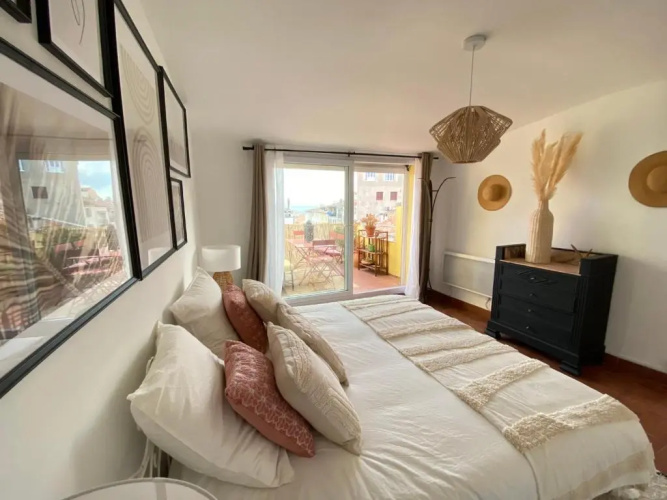 06M - Vieil Antibes beau duplex avec terrasse vue mer