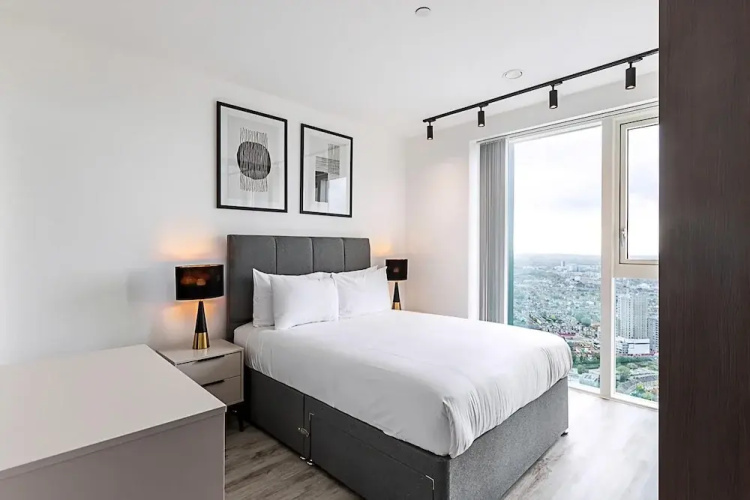 Modern Sky-High Flat In North Acton
