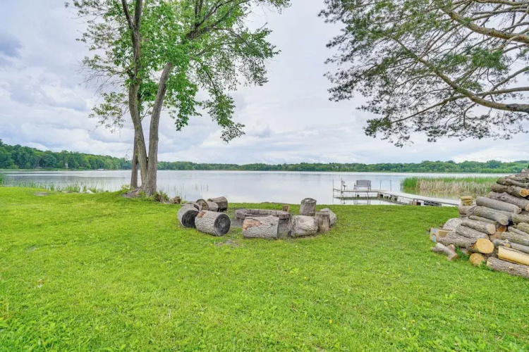 Lakefront Mound Getaway: Near Snowmobiling Trails!