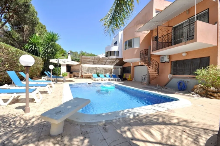 5 Bedrooms Villa