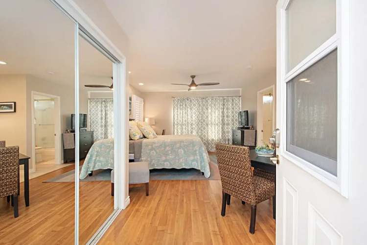 Huntington Beach Studio Blocks to the Beach and Downtown apts