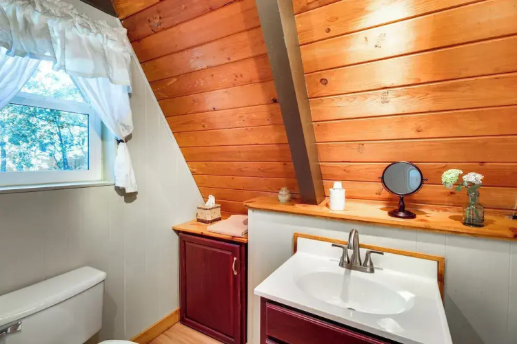 A-frame Cabin w/ Deck & Grill in Pinetop!