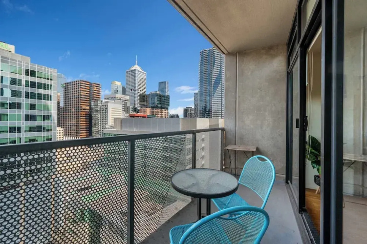A Spacious 2BR Apt Near Melbourne Central