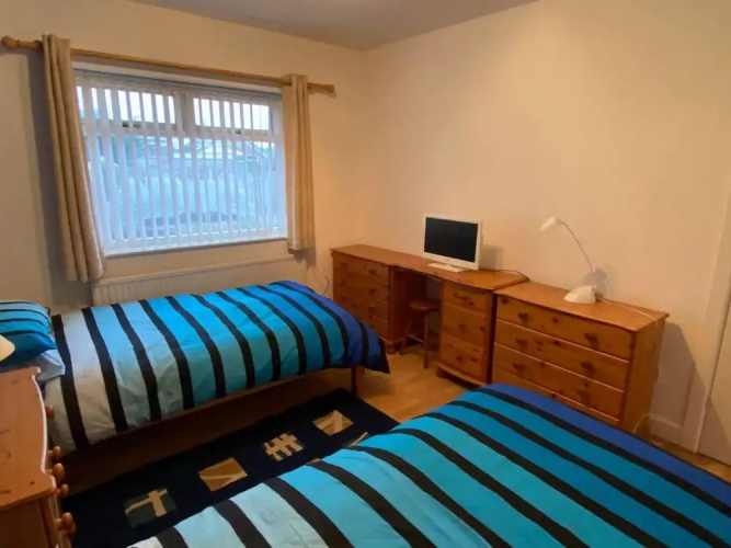 Quiet Secluded two Bedroom Bungalow With Parking