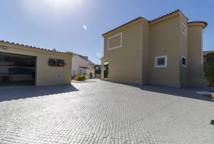 4 Bedrooms Villa