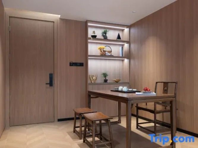 1 Bedroom Business Suite